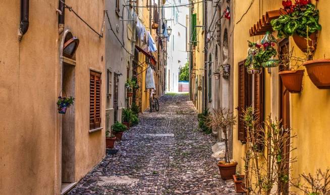 macetas-en-la-ciudad-de-alghero-shutterstock